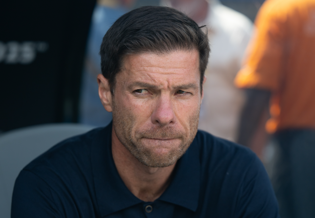 阿隆索下课只因“炸弹三人组”？维尼修斯带头抗命，皇马太难带