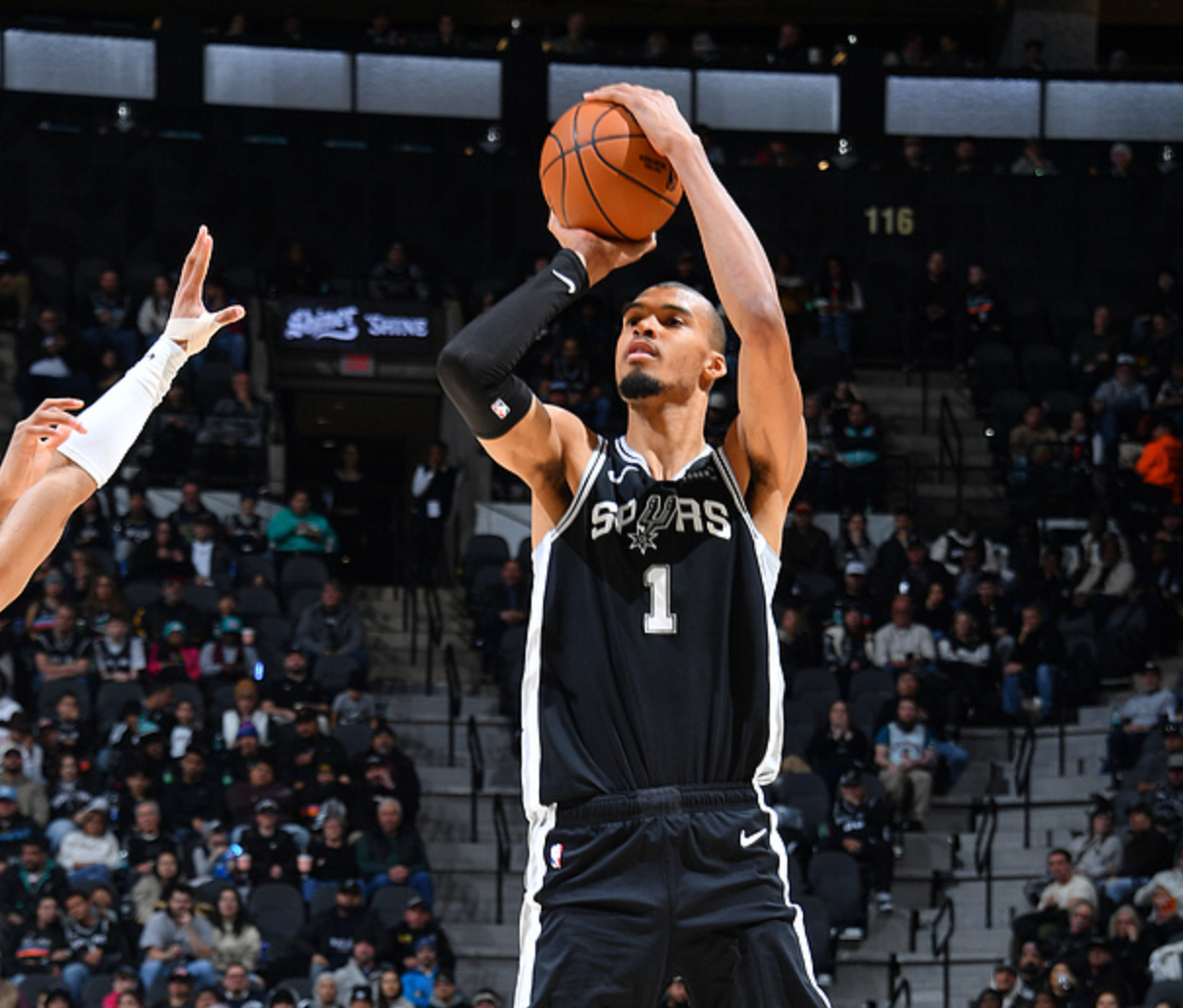 开云Kaiyun官网入口-西部最新排名：勇士创NBA奇迹，湖人收大礼，雷霆爆冷连败