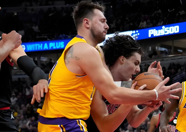 开云Kaiyun官网入口-艾顿不行了？湖人动刀，三大中锋目标！谁最合适？