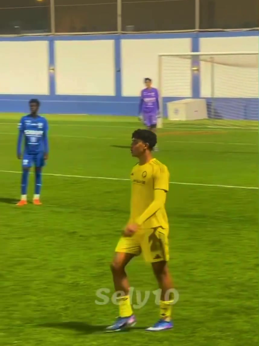 迷你罗被换下场时情绪不满地推开对手，被主裁判黄牌警告